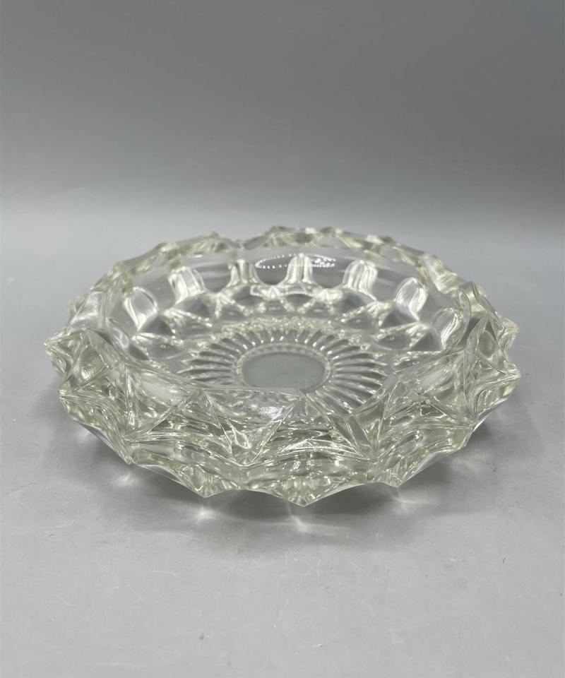 Kirkas lasinen tuhka-astia