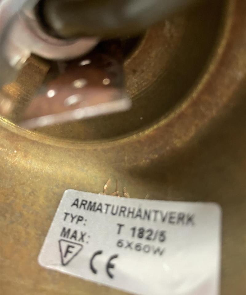 Armaturhantverk Klassinen kattokruunu lasikuvuilla