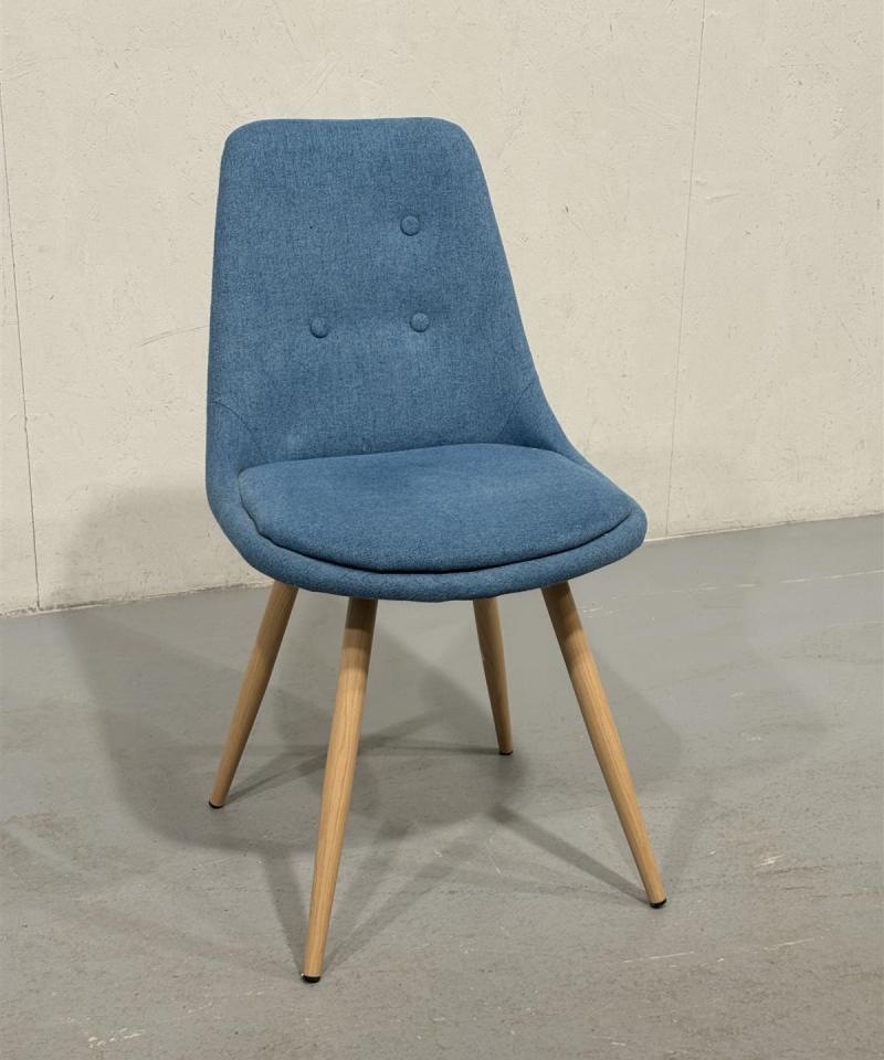 Sininen tuoli, nappi puuttuu