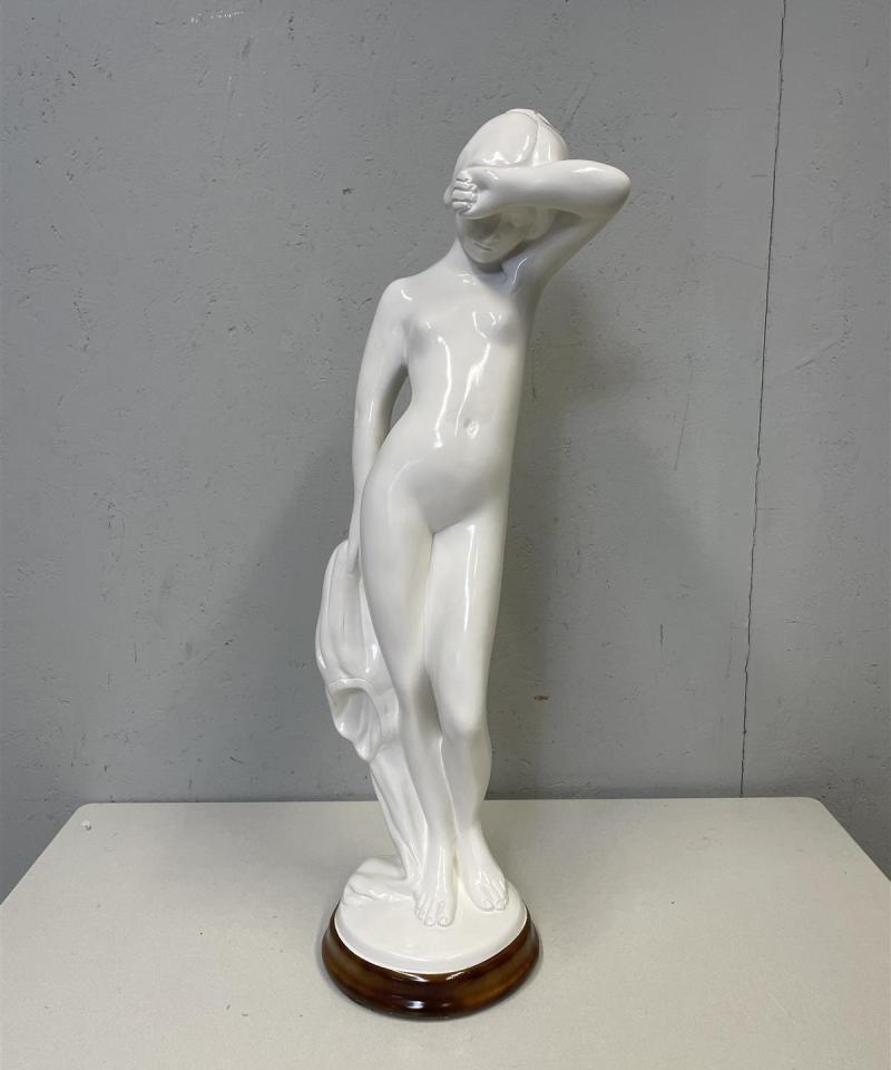 Alaston nainen posliini patsas