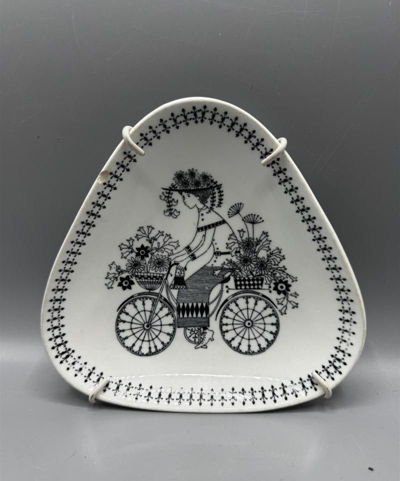 Arabia Emilia kolmio kulho tai seinälautanen