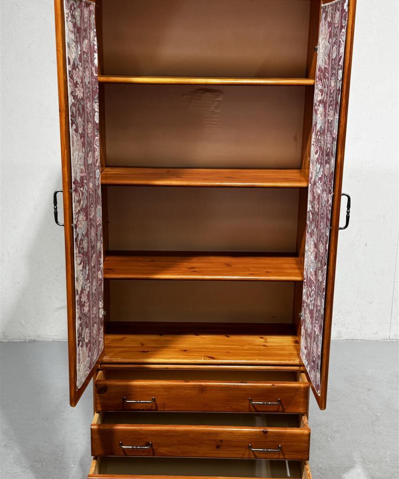 Puukaappi kukkaverhot ja lipasto