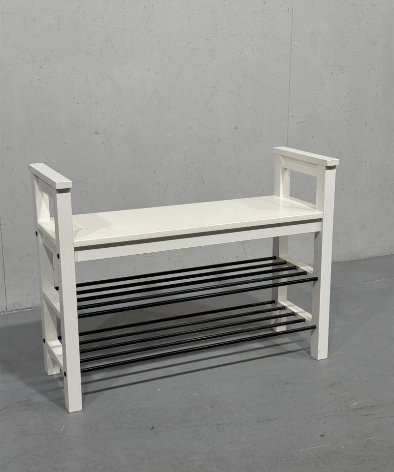 Valkoinen kenkäteline, penkillä