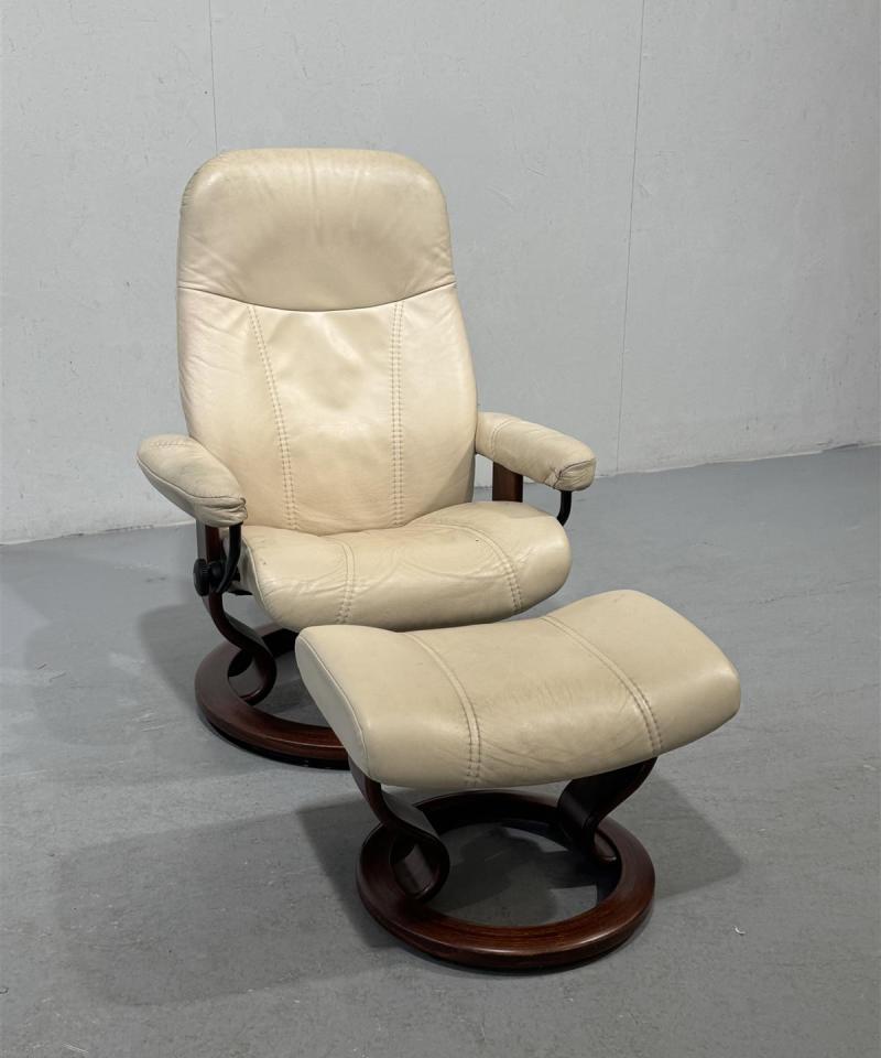 Vintage nojatuoli ja rahi