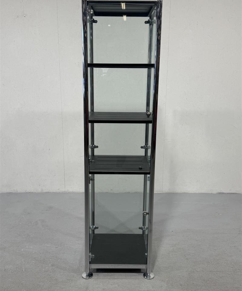 Vitrinikaappi lasiovilla