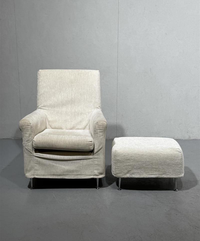 Vaalea nojatuoli ja rahi