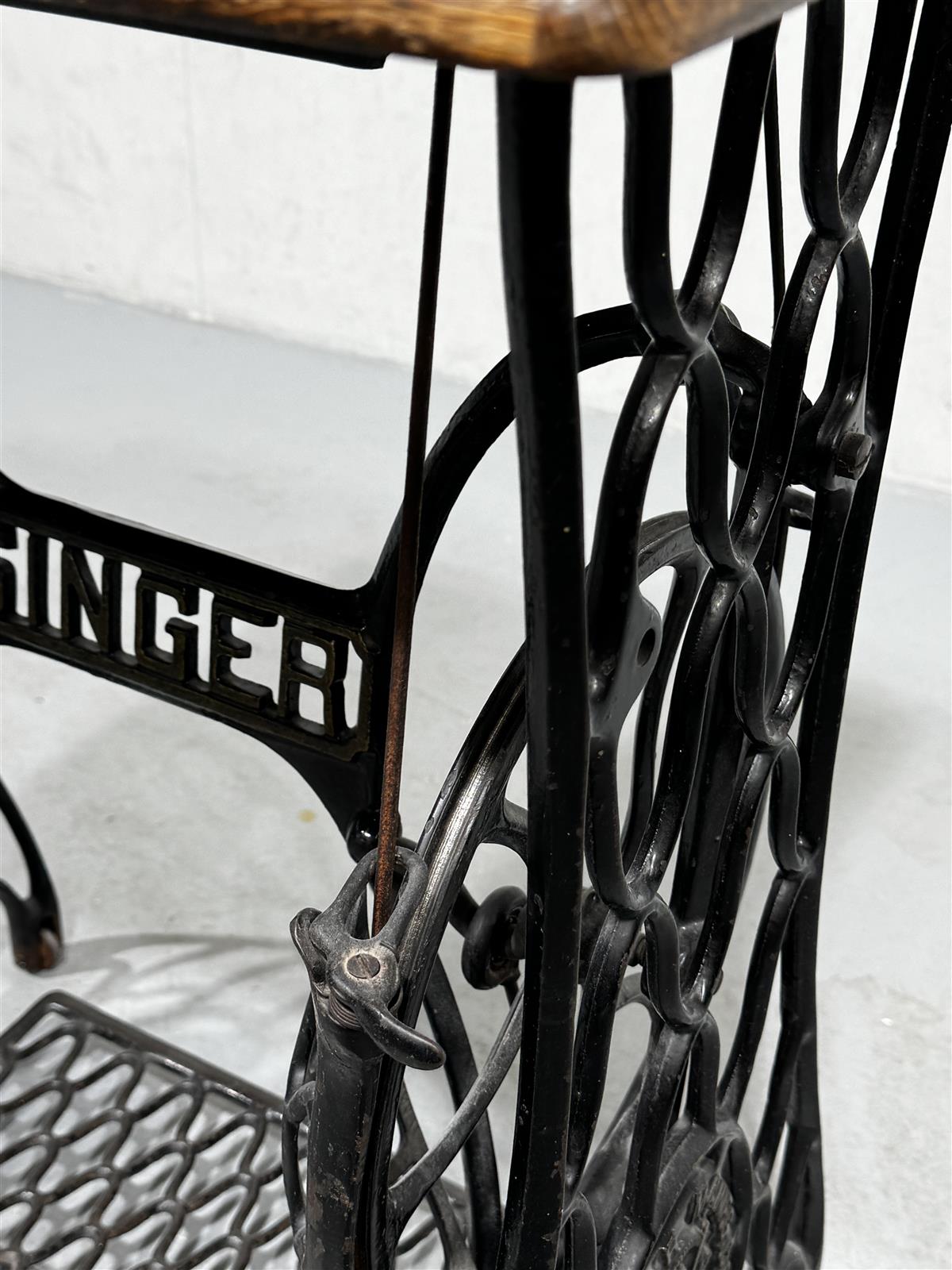 Vintage Singer ompelukonepöytä