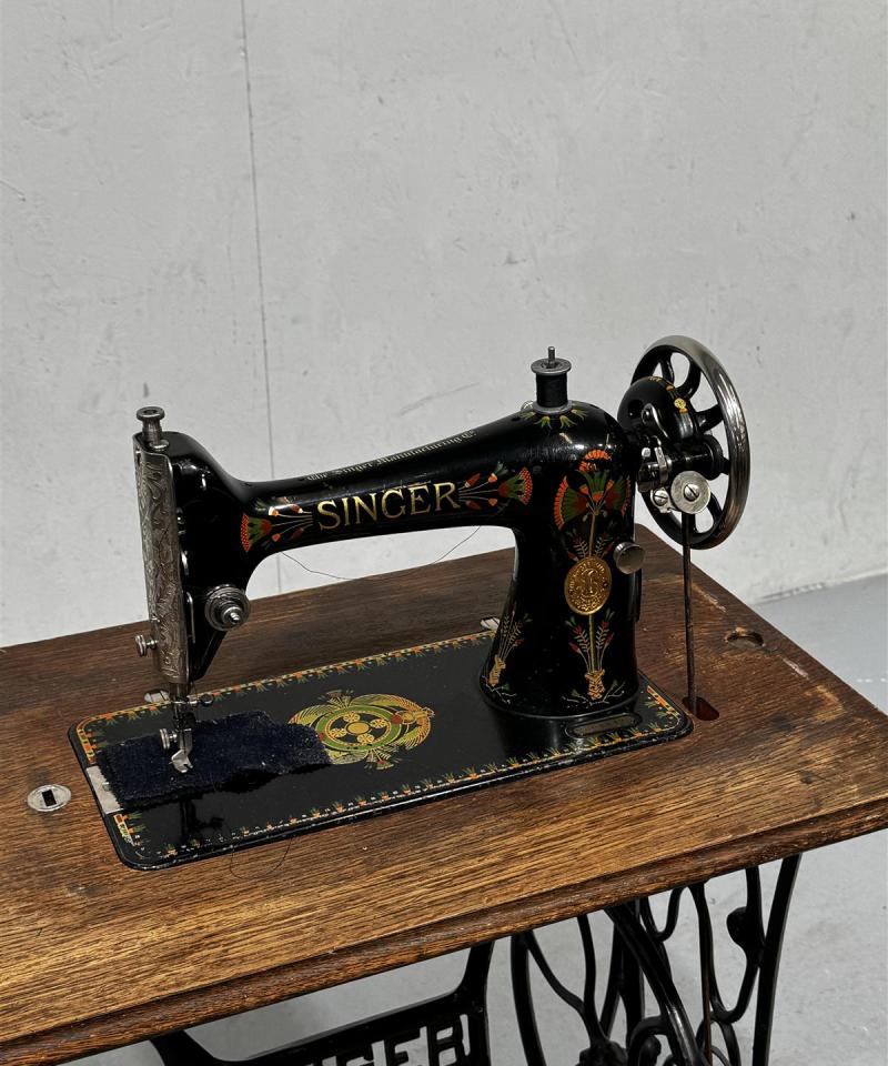 Vintage Singer ompelukonepöytä