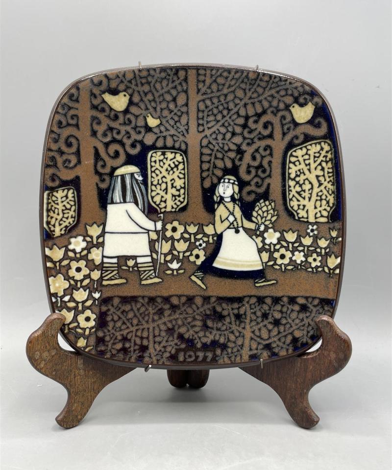 Arabia Kalevala vuosilautaset 1976-1987, Raija Uosikkinen