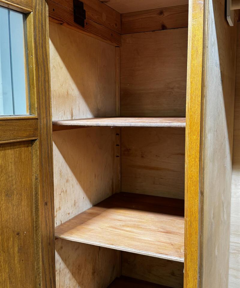 Antiikkinen vaatekaappi peiliovella