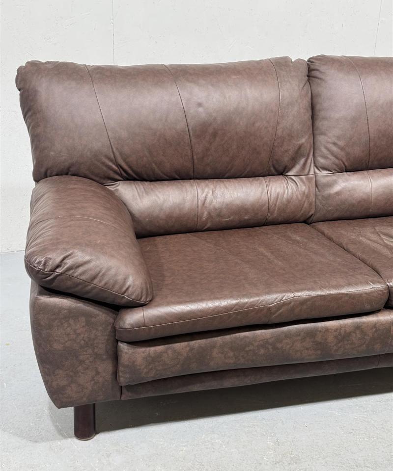 Ruskea nahkasohva