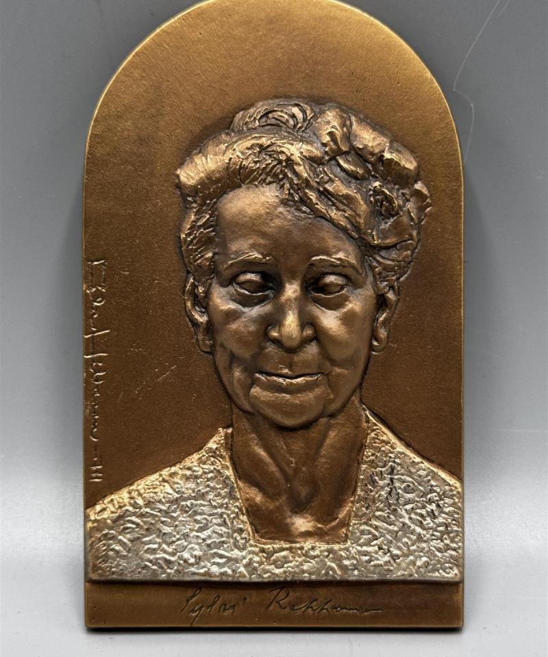 Sylvi Kekkonen reliefi pronssi Eila Hiltunen -74