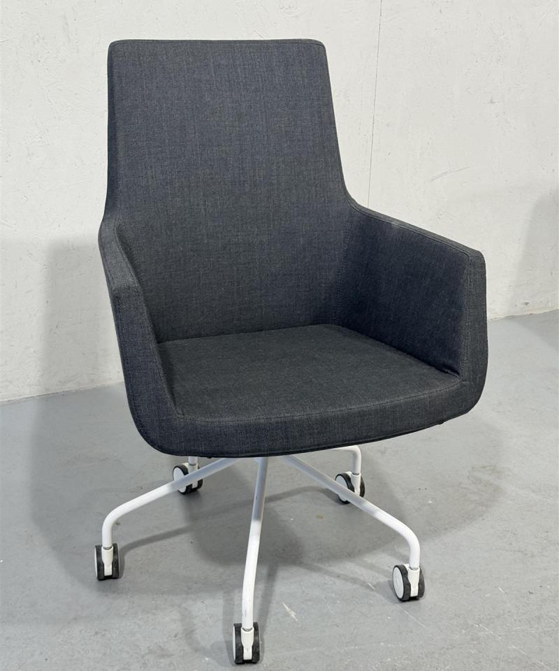 Moderni tuoli pyörillä