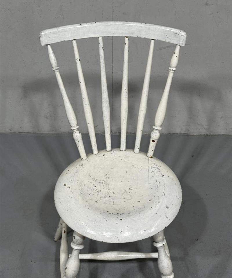 Antiikkinen pinnatuoli valkoinen