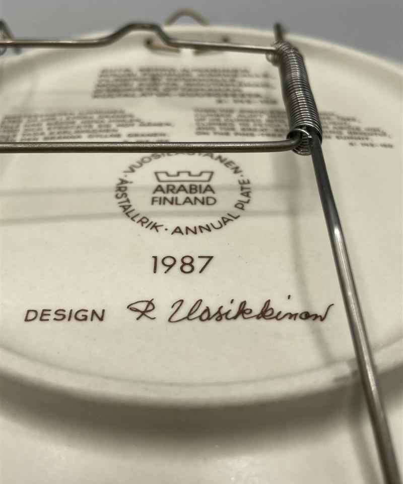 Arabia Kalevala vuosilautaset 1976-1987, Raija Uosikkinen