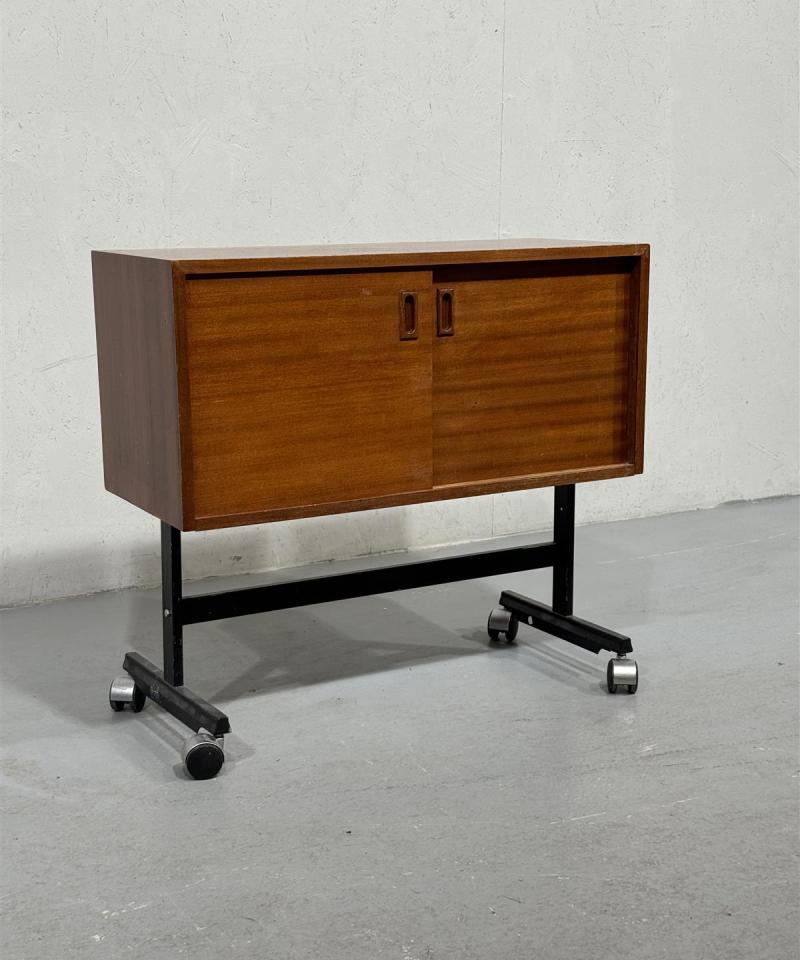 Vintage tiikki kaappi pyörillä