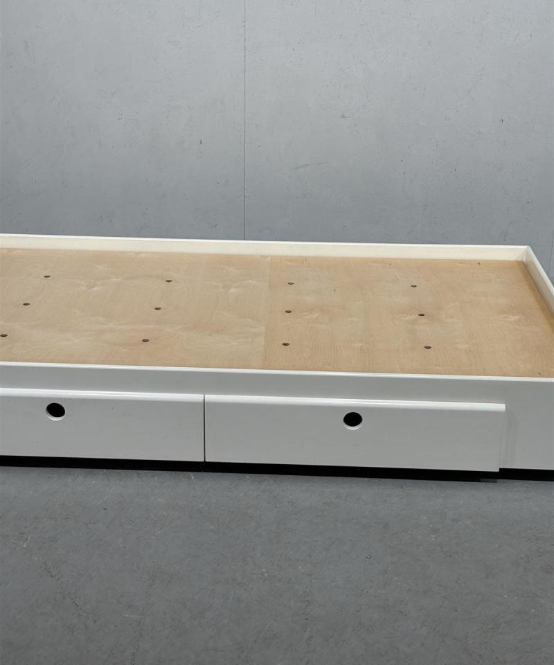 Valkoinen sänky säilytyslaatikoilla 200x107cm