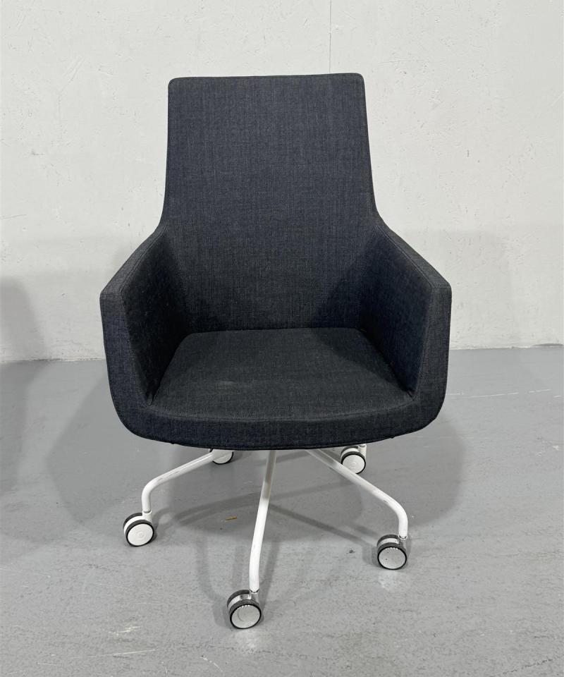 Moderni tuoli pyörillä