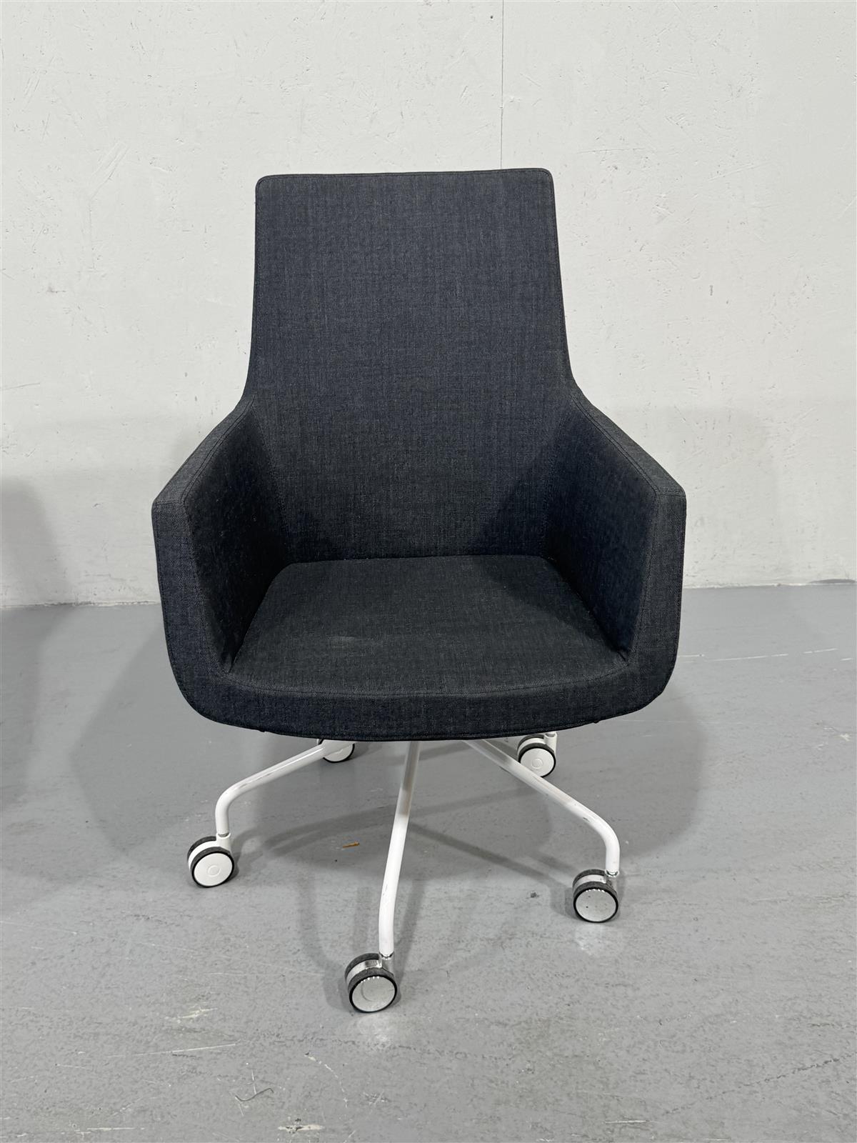 Moderni tuoli pyörillä