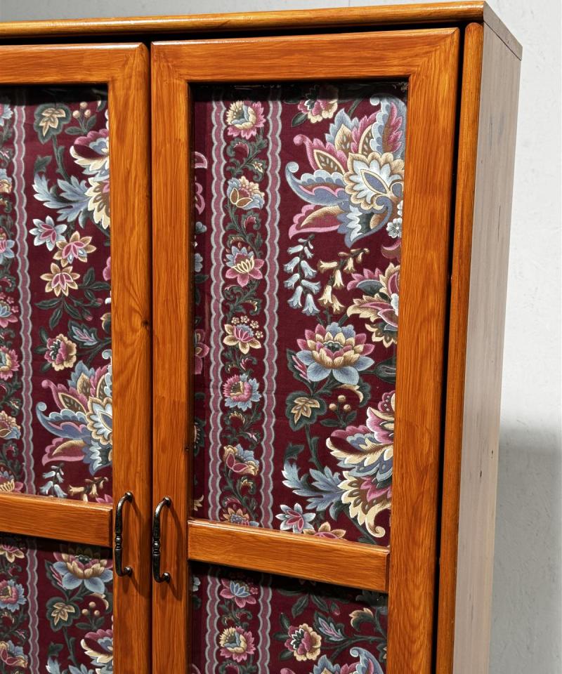 Puukaappi kukkaverhot ja lipasto