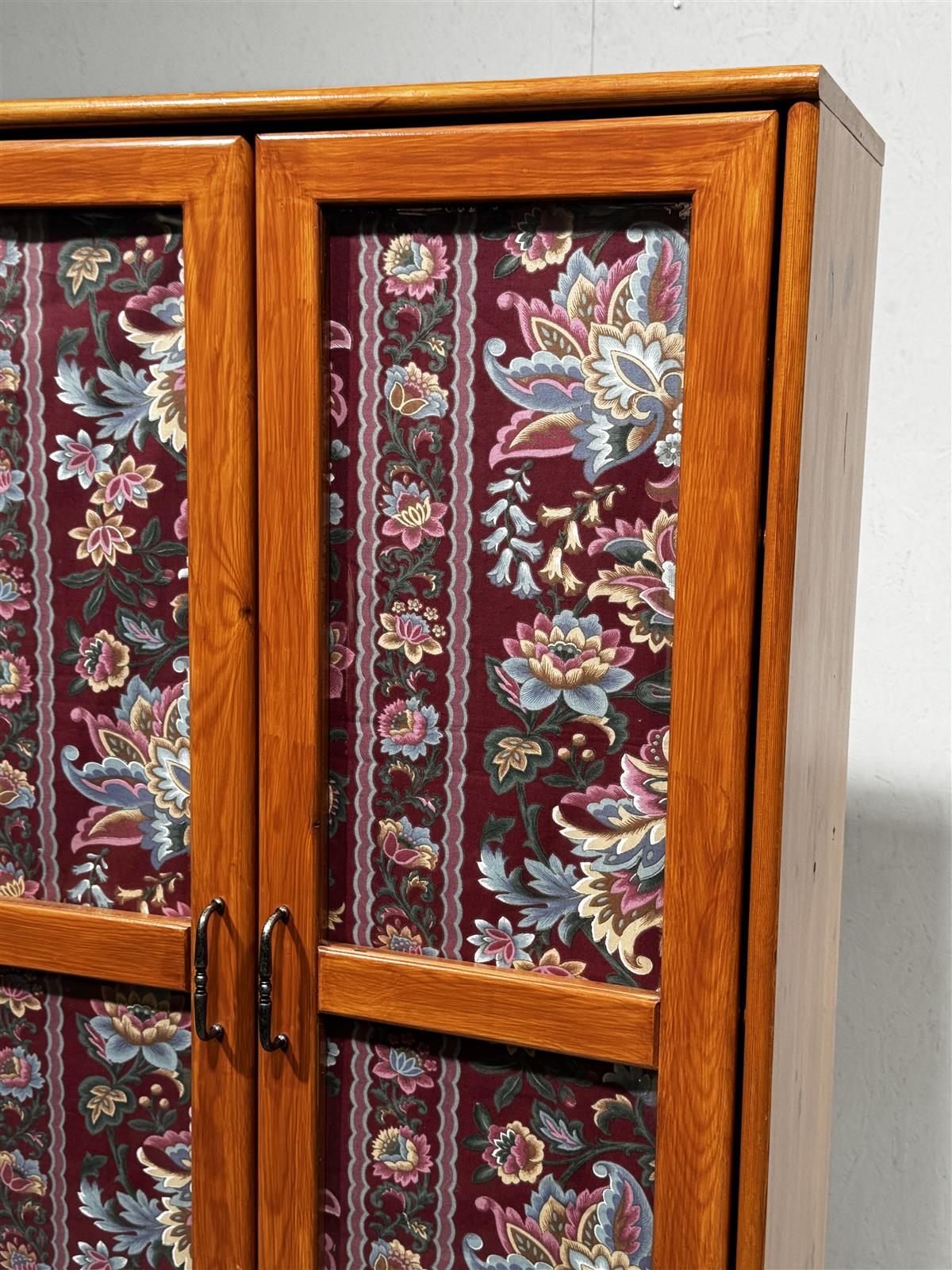 Puukaappi kukkaverhot ja lipasto