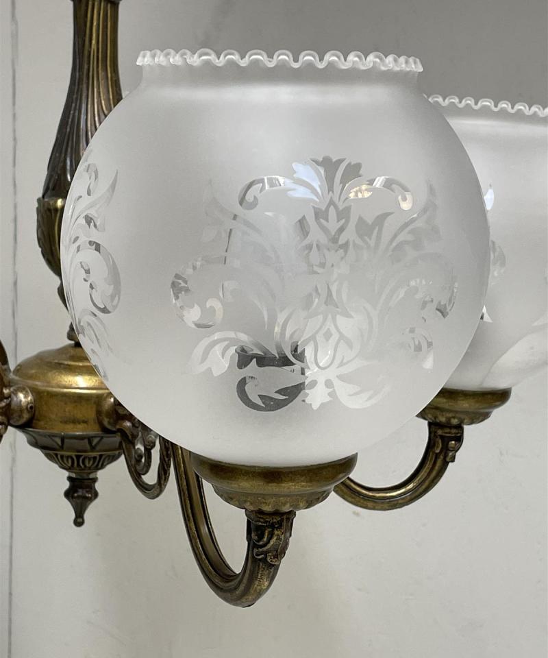 Armaturhantverk Klassinen kattokruunu lasikuvuilla