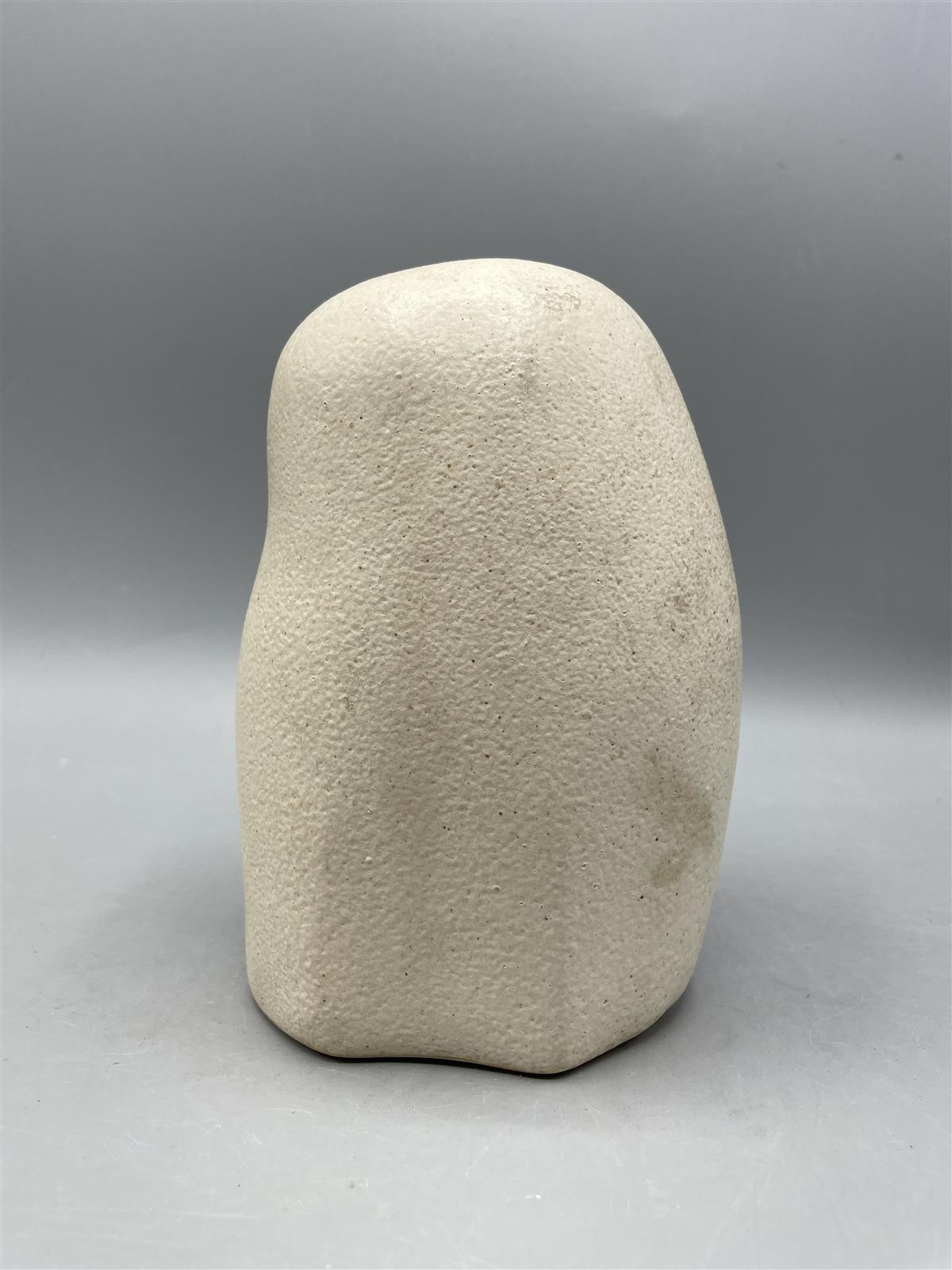 Keraaminen pöllöfiguuri, Ester Lukasi