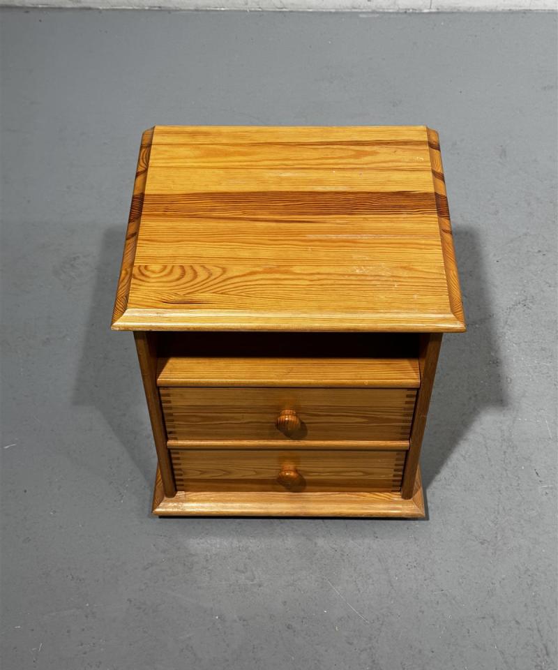 Yöpöytä mäntypuu