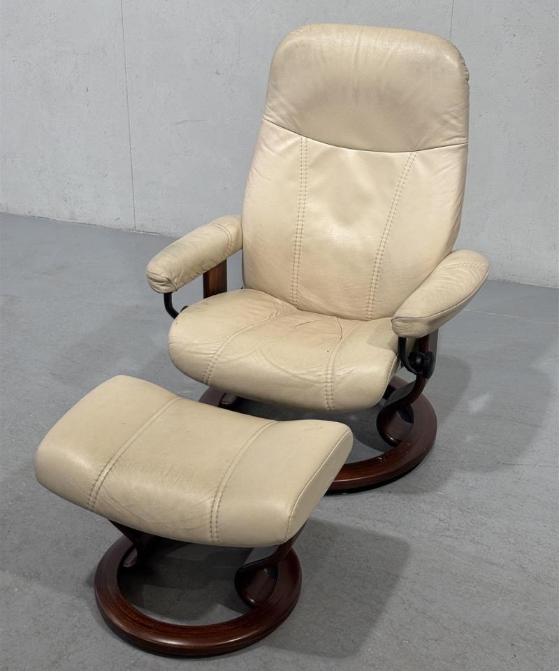 Vintage nojatuoli ja rahi