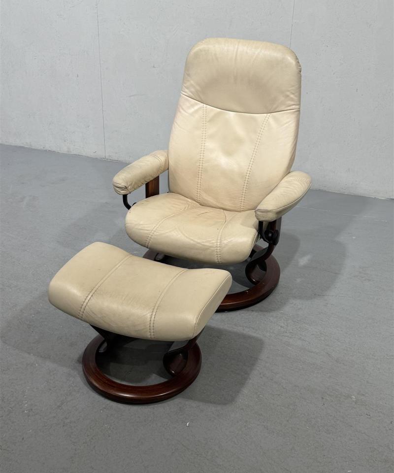 Vintage nojatuoli ja rahi