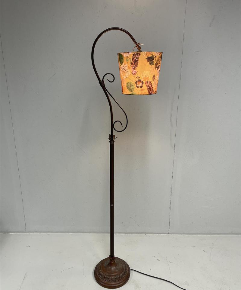 Aneta Country lattiavalaisin kukkakuvioisella varjostimella