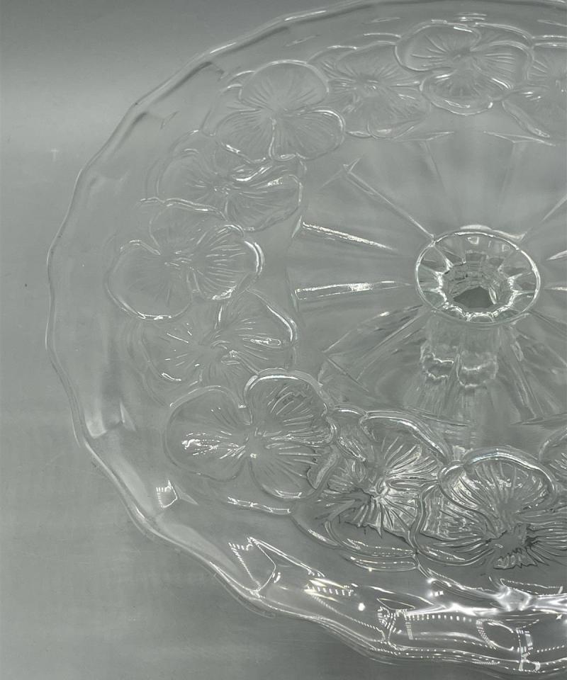 Jalallinen kakkuvat tarjoiluvati