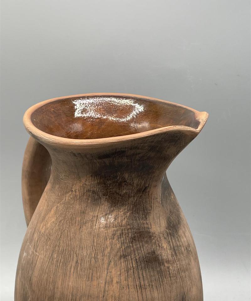 Keraaminen käsintehty kannu