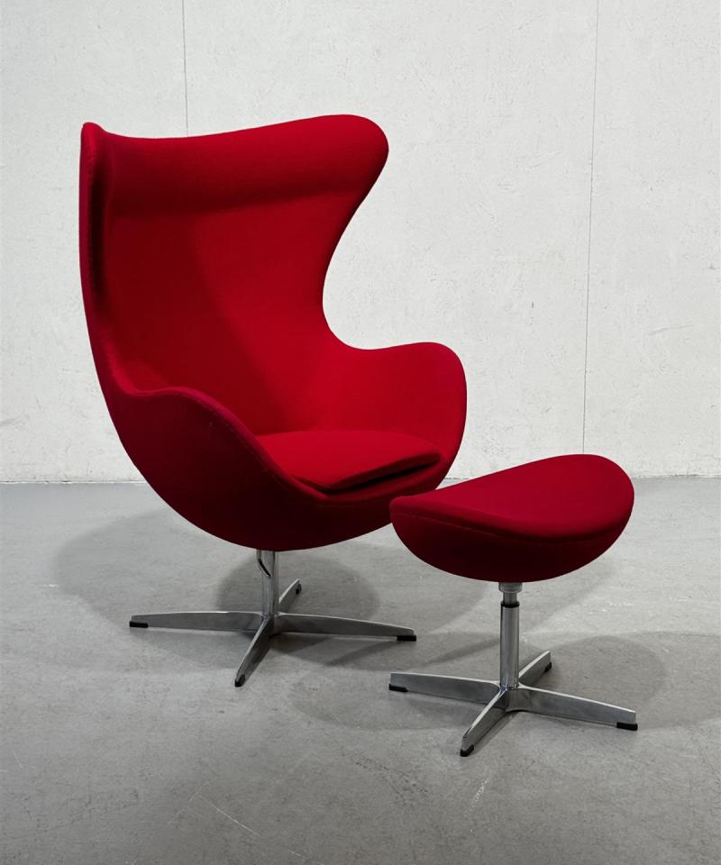 Egg replica punainen nojatuoli ja rahi