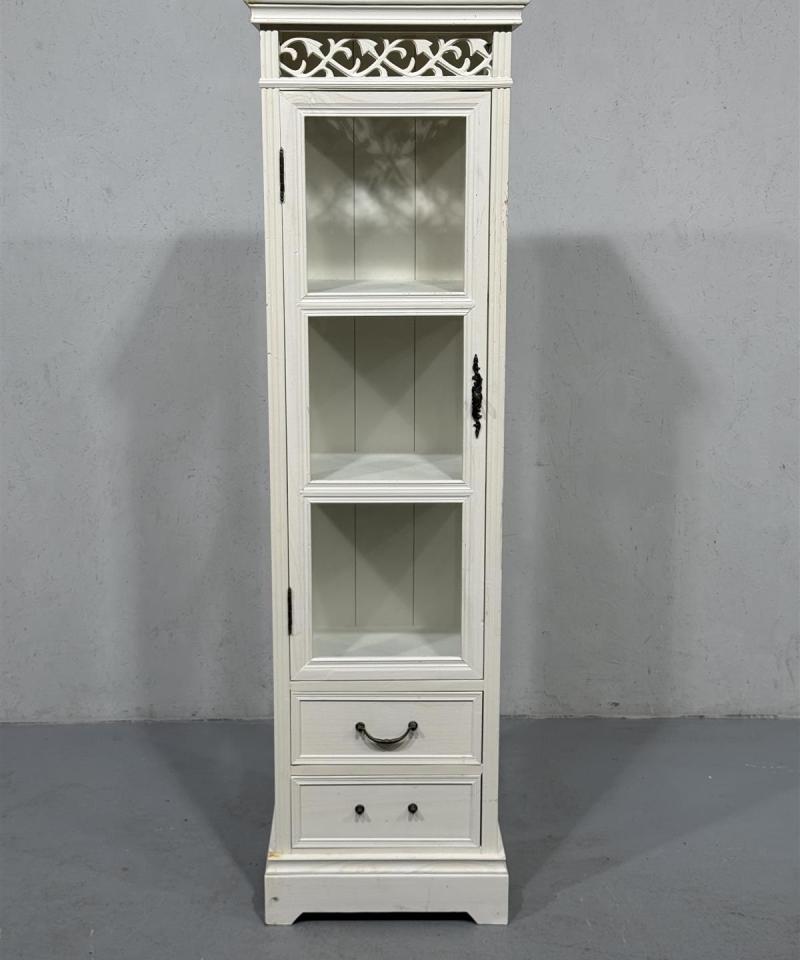 Talonpoikais vitriinikaappi, metalli koristeilla