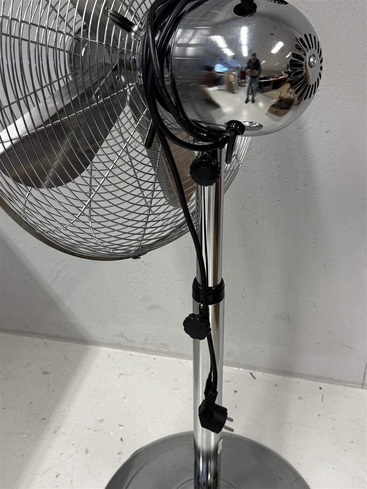 AI&E lattiatuuletin kromi