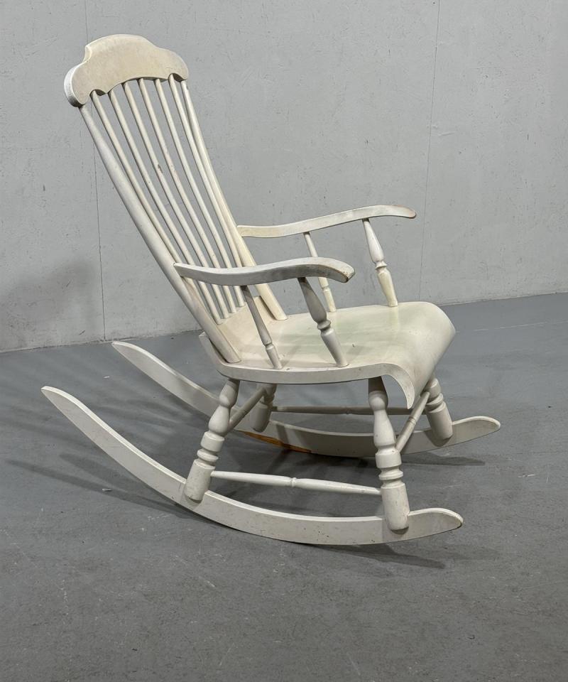 Valkoinen keinutuoli