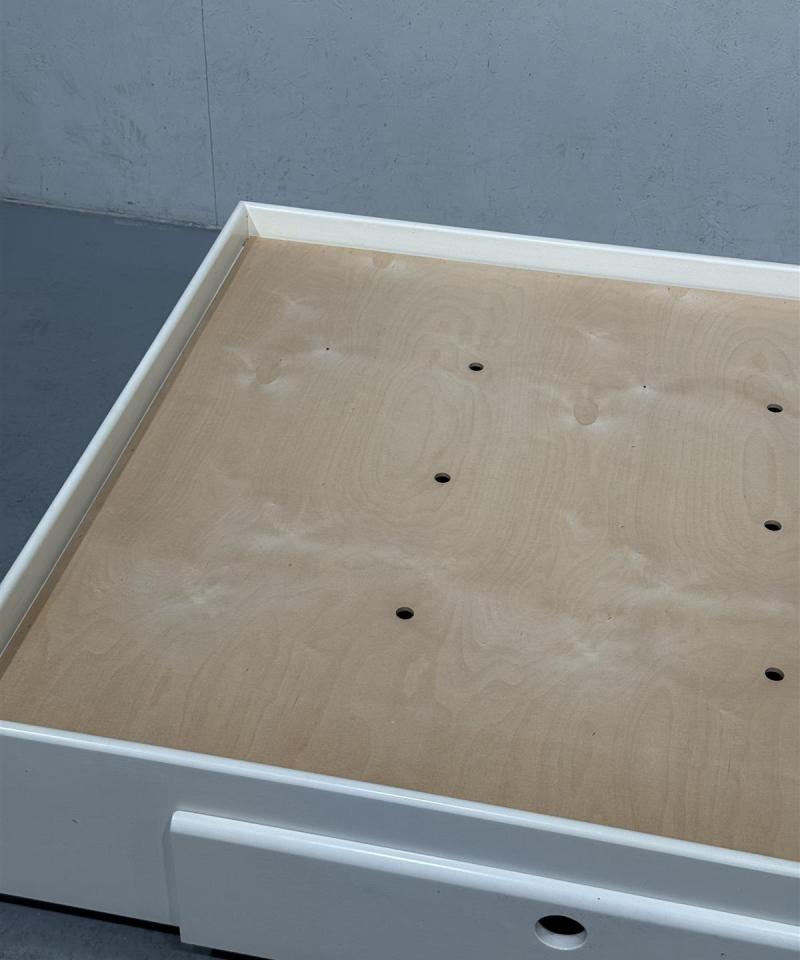 Valkoinen sänky säilytyslaatikoilla 200x107cm