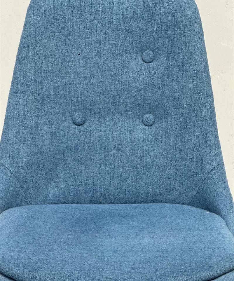 Sininen tuoli, nappi puuttuu