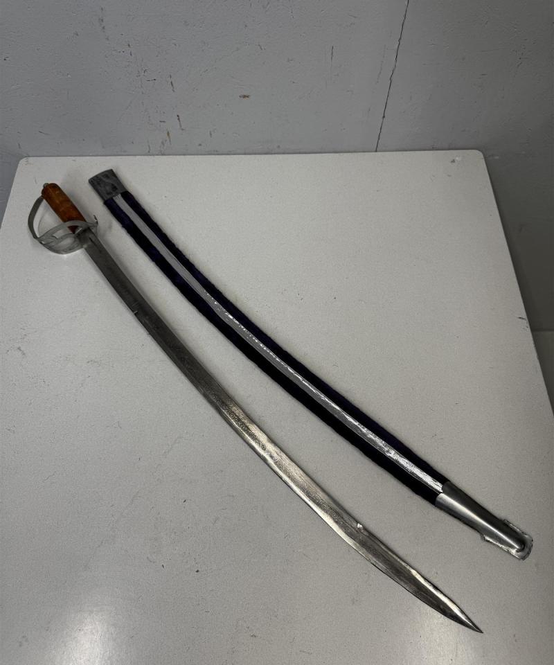 Koristemiekka ja tuppi Intia