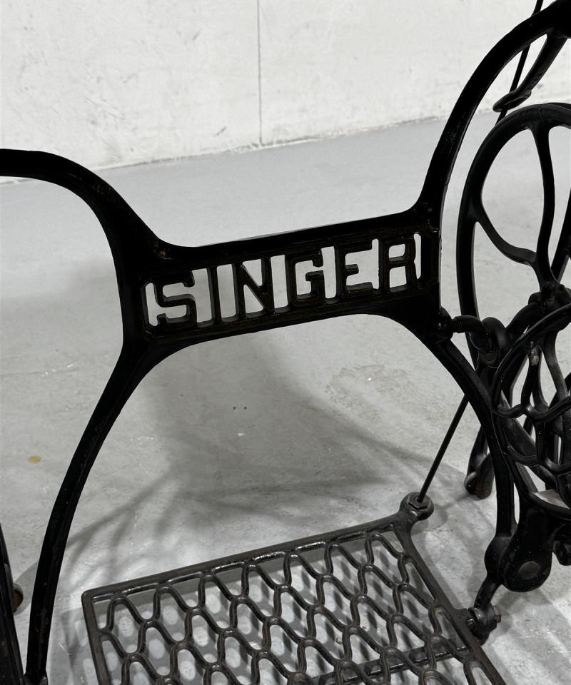 Vintage Singer ompelukonepöytä