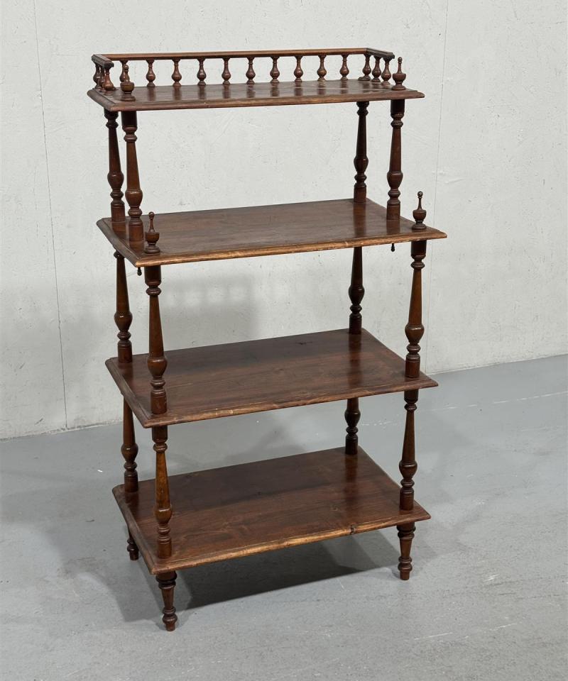 Etienne puuhyllykkö