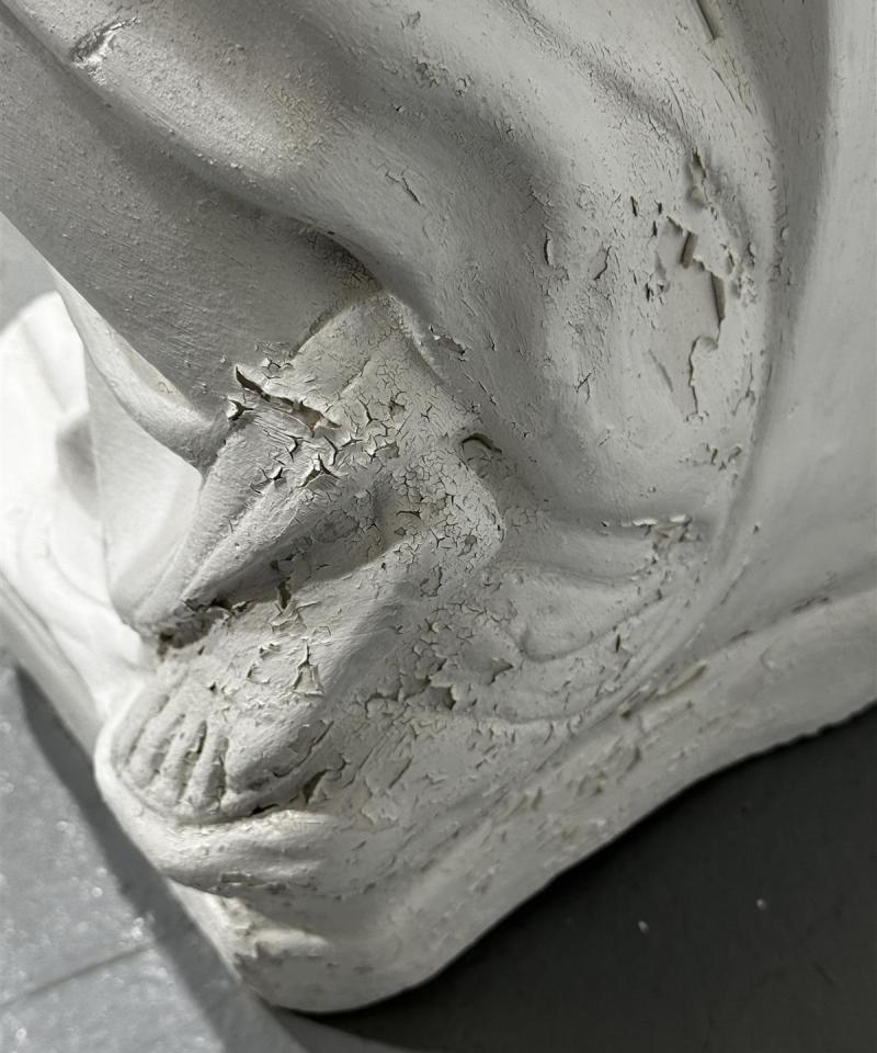 Rebecca kaivolla patsas