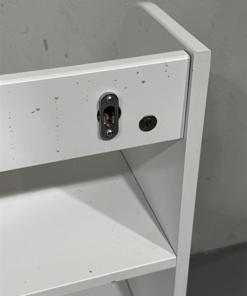 Valkoinen hyllykkö seinälle