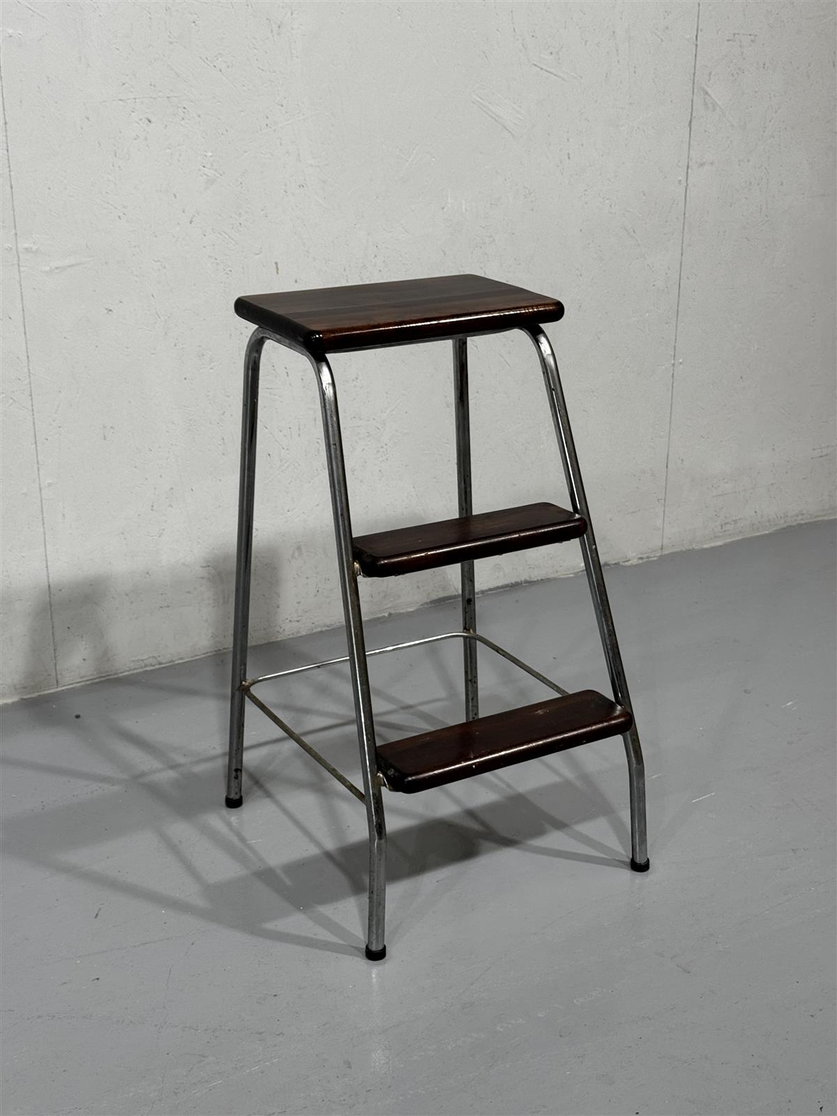 Ruskea porrasjakkara