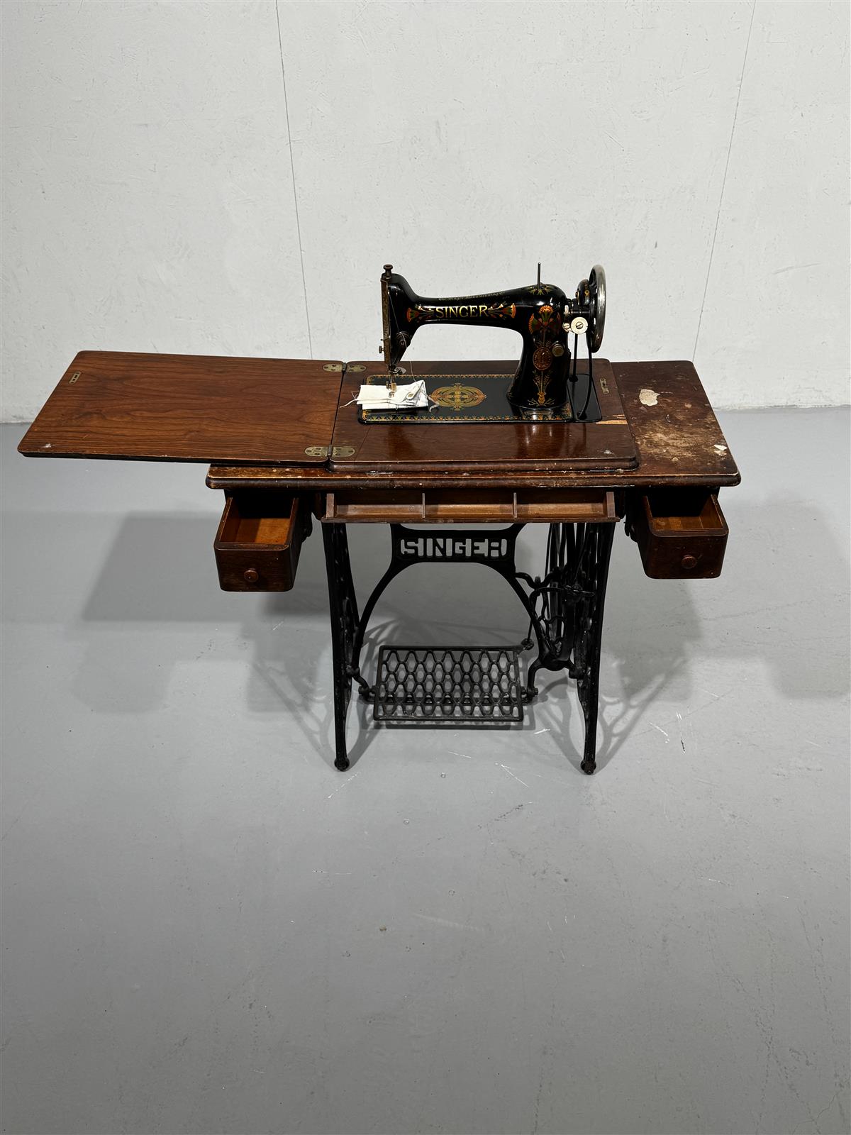 Singer vintage ompelukonepöytä koristeeksi