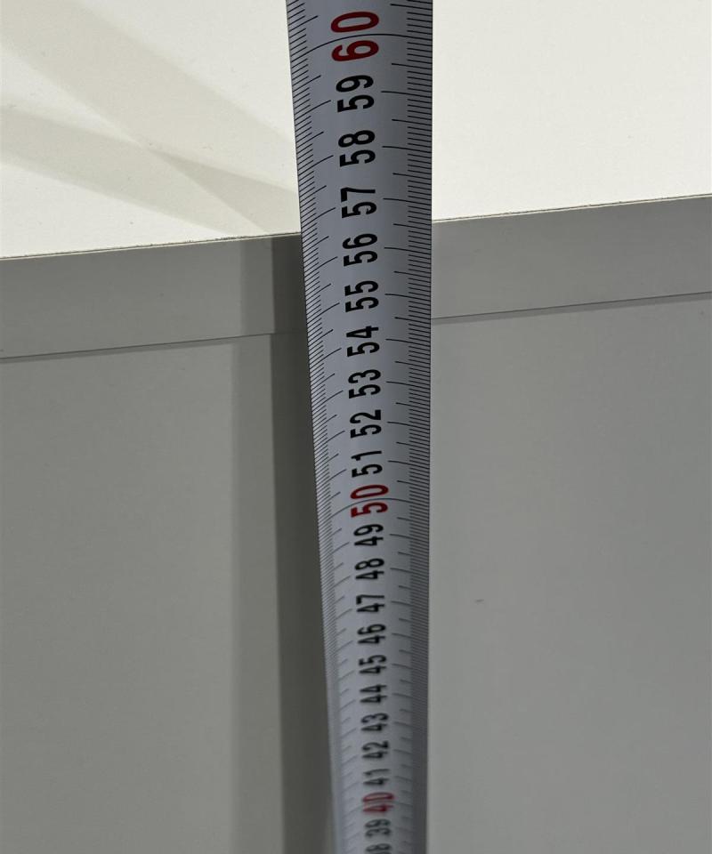 Valkoinen yöpöytä