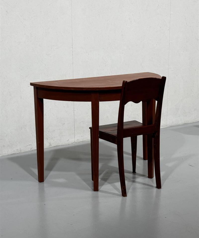 Puolipyöreä pöytä ja talonpoikais puutuoli