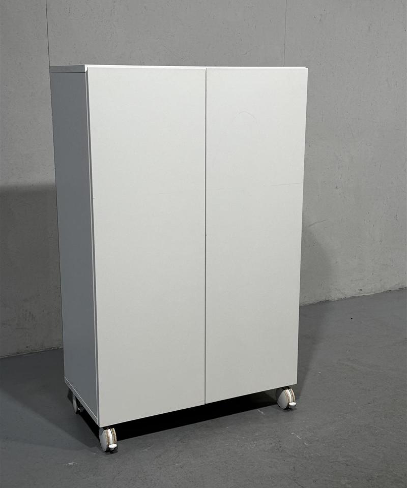 Kaappi pyörillä laminoitu 80x40x130