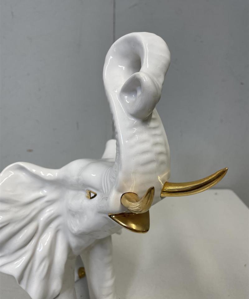 Posliininen Norsu patsas